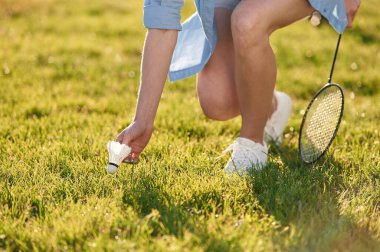 Mekik aletini yerden alan kadının yakın görüntüsü..