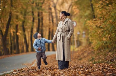 Anne ve oğlu sonbahar ormanlarında yürüyüş yapıyorlar..