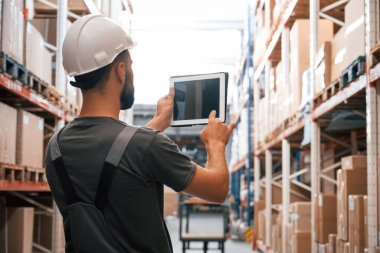 Uzayı kopyala, dijital tableti tut. Foreman depoda, kargo dağıtım işinde..