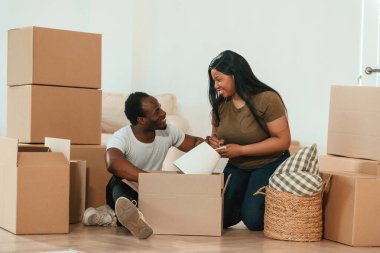 Not defterine not alıyorum. Afrikalı Amerikalı çift yeni eve taşınıyor..