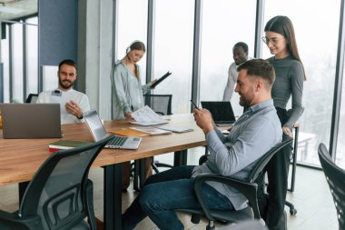 Pozitif tavır. Ofis çalışanlarından oluşan ekip içeride bir arada..