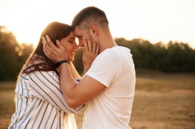 Güzel çift birbirine aşık, sahada birlikte duruyorlar..