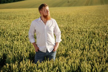 Uzaklara bakıyorum. Beyaz gömlekli adam tarlada..