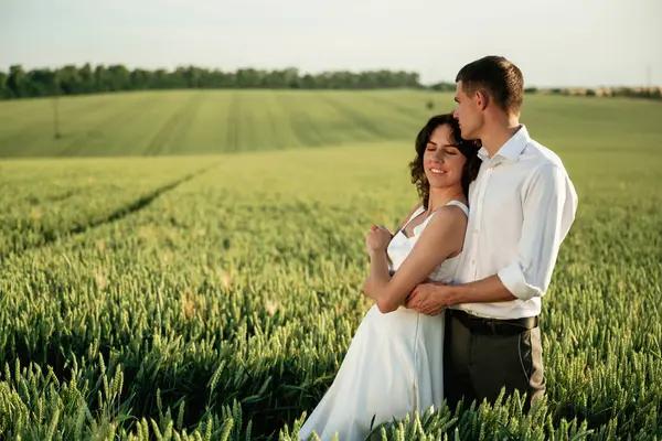 Resmi düğün kıyafetleriyle. Çiftler tarlada beraberler..