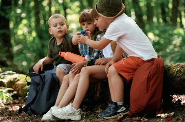 Çocuklar yazın gündüz vakti ormanda..