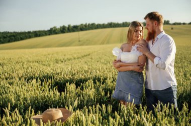 Yaz sıhhati, mutluluk. Güzel bir çift yeşil tarlada birlikte..