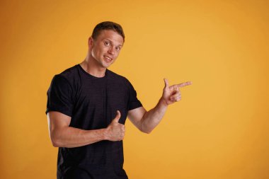 Uzay konseptini kopyala, göster, göster. Adam stüdyoda arka plana karşı..