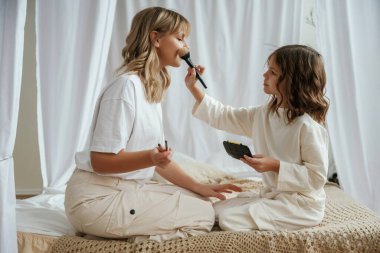 Makyaj yapıyordum. Anne ve kızı evde birlikteler..