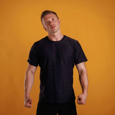 Adam stüdyoda arka plana karşı..