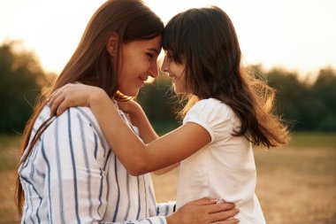 Yan taraftan bakın, birbirinize bakıyorsunuz. Anne, sevgili kızıyla birlikte dışarıda, arazide..