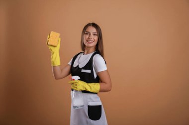 Arka planda, iş yerinde oda hizmetçisi. Genç ve güzel bayan stüdyoda..