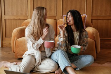 Bir bardak içkiyle sohbet. İki mutlu genç bayan en iyi arkadaş içeride..