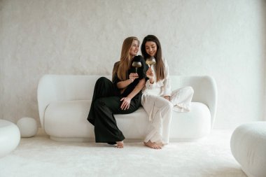 Olaylar, içkiler, kutlamalar. İki mutlu genç bayan en iyi arkadaş içeride..