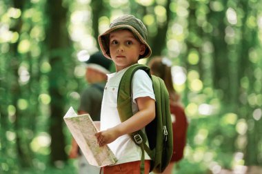 Çocuklar yazın gündüz vakti ormanda..