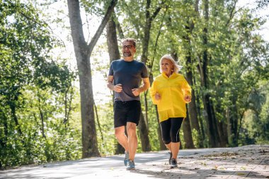 Ön manzara, koşu, spor. Doğada üst düzey çiftler birlikte..