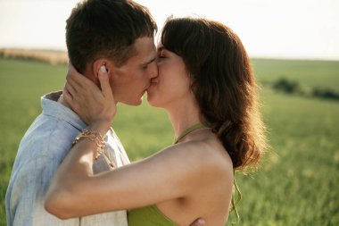 Birbirimizi öpüyoruz. Çiftler tarlada beraberler..