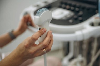 Çalışmaya hazırım. Doktor ultrason cihazıyla odadaki klinikte..