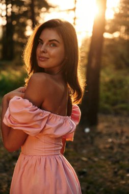 Kameraya bakıyorum. Pembe elbiseli güzel bayan ormanda..