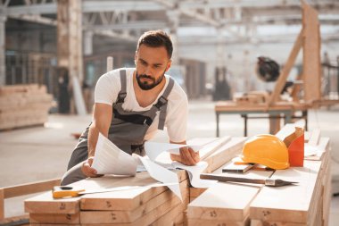 Tahta bina projesi. Depoda sanayi işçisi.
