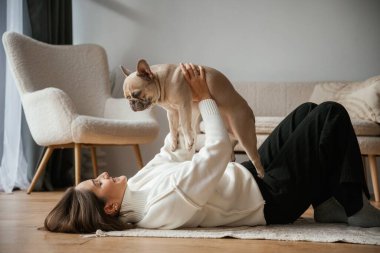 Sevgi ve özen kavramı. Genç kadın köpeğiyle evde..