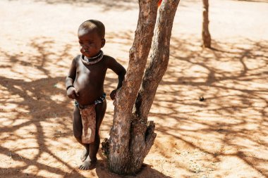 Namibya, Afrika - 14 Haziran 2021: Afrika 'daki etnik insanların çocuğu dışarıda..