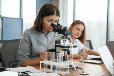 Yandan bak. İki kadın doktor içeride birlikte çalışıyorlar..