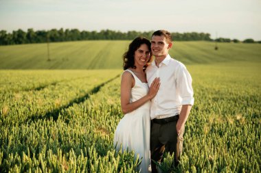 Çiftler tarlada beraberler..