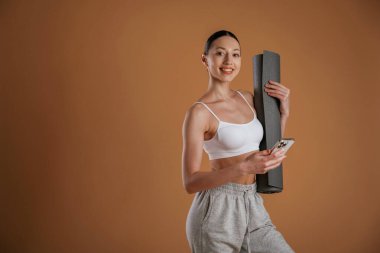 Antrenman için hazır, ayakta. Güzel fitness kadını stüdyoda..