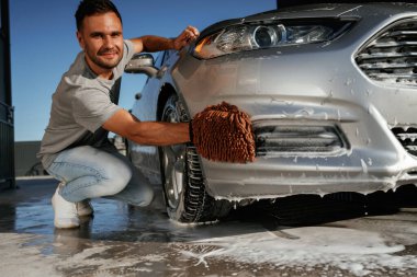 Kusursuz cilalama süreci. Adam dışarıda arabasıyla bekliyor..