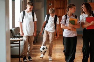 Ön manzara. Okul çocukları koridorda beraberler..