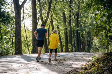 Koşu, spor anlayışı. Doğada üst düzey çiftler birlikte..
