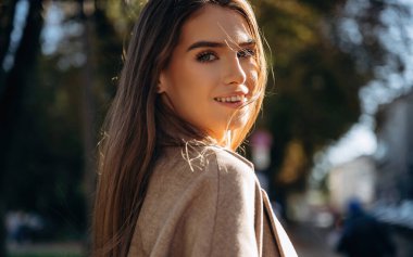 Gülümseyen, neşeli yüz ifadesi. Kasabada güzel bir kadın var..