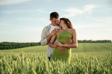 Ayakta durmak, doğanın ve birbirimizin tadını çıkarmak. Çiftler tarlada beraberler..