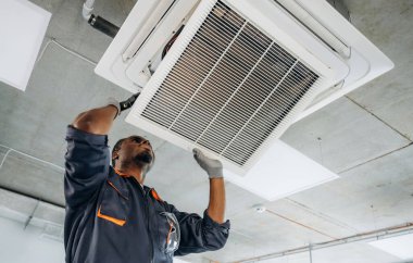 Kırık havalandırma, tamir. Tamirci modern ofiste kapalı bir yerde..