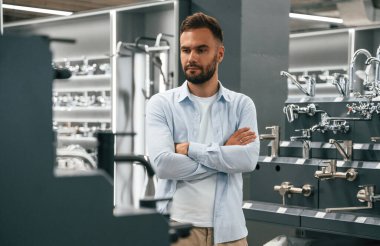 Tesisat ekipmanlarıyla dolu bir odada. Adam hırdavatçıda..