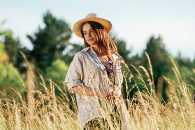 Buğday büyüyor. Güzel genç bayan tarlada, kırsalda.