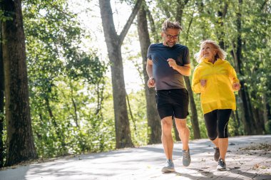 Ön manzara, koşu, spor. Doğada üst düzey çiftler birlikte..