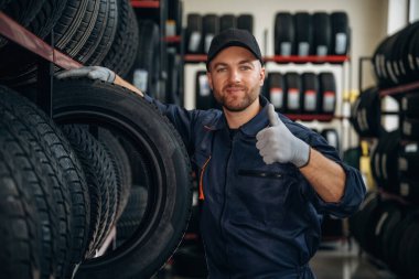 Dost canlısı yüz ifadesi, şapkalı. Tekerlekleri ve tekerlekleri olan tamirci var..