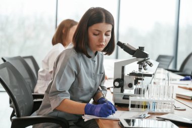 Yandan bak. İki kadın doktor içeride birlikte çalışıyorlar..