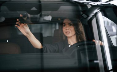 Satın almadan önce test ediyorum. Güzel iş kadını yeni arabasında..