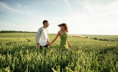 Eğleniyorum. Çiftler tarlada beraberler..