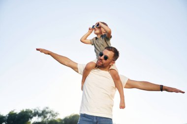Gökyüzüne, güneş gözlüklerine, pilotlara karşı. Baba ve oğul sahada birlikteler..