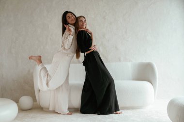 Ayakta durmak ve birbirimizi kucaklamak. İki mutlu genç bayan en iyi arkadaş içeride..