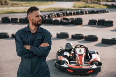 Kollarını kavuşturmuş duruyorsun. Erkekler açık havada, kart yarışı gebeliği..