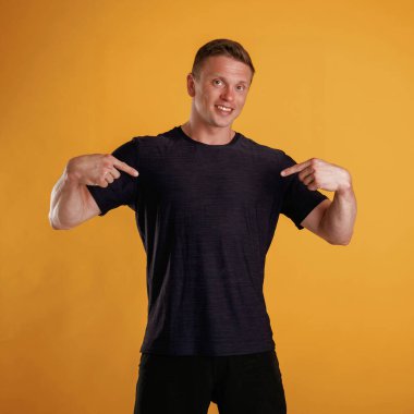 Gömleğe bak, fotokopi odası. Adam stüdyoda arka plana karşı..