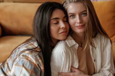 Yere yatın. Bir kadının omzunda. İki mutlu genç bayan en iyi arkadaş içeride..