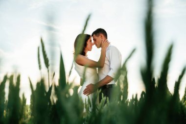 Kentsel olmayan bir yer. Çiftler tarlada beraberler..