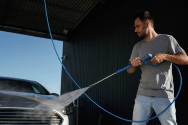 Çamaşırları yıkıyorum. Adam dışarıda arabasıyla bekliyor..