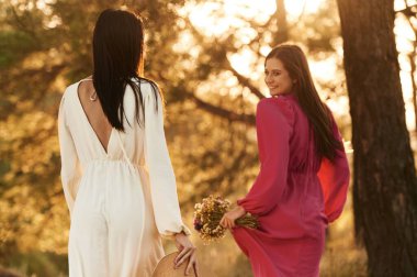 Dikiz aynası. Güzel lezbiyen çift doğada birlikte..