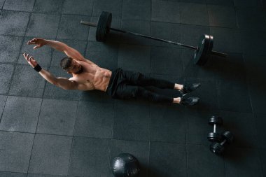 Karın kasları. Güçlü kaslı adam spor salonunda çalışıyor..